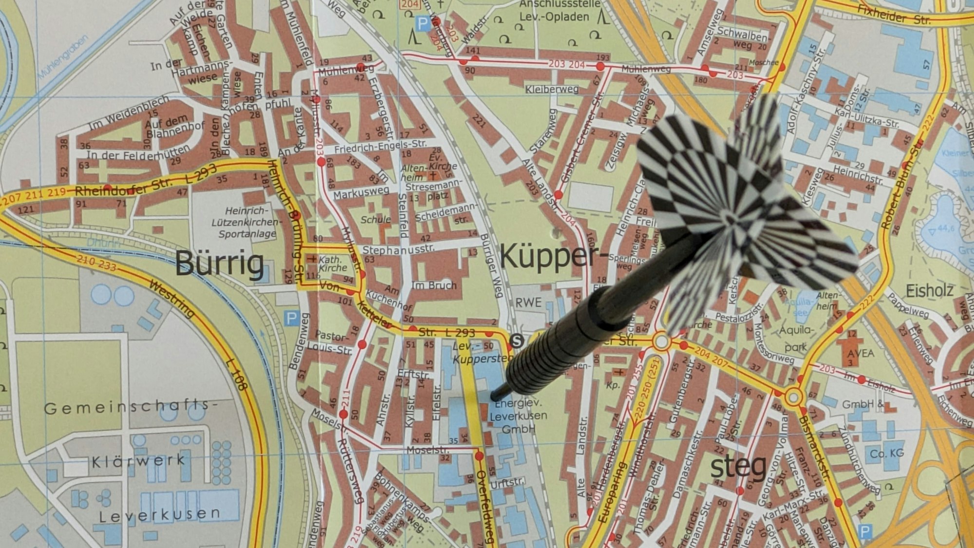 Ein Pfeil steckt in einer Stadtkarte.