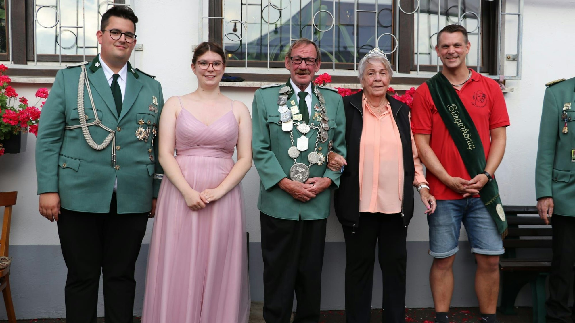 Drei Männer und zwei Frauen lächeln in die Kamera.