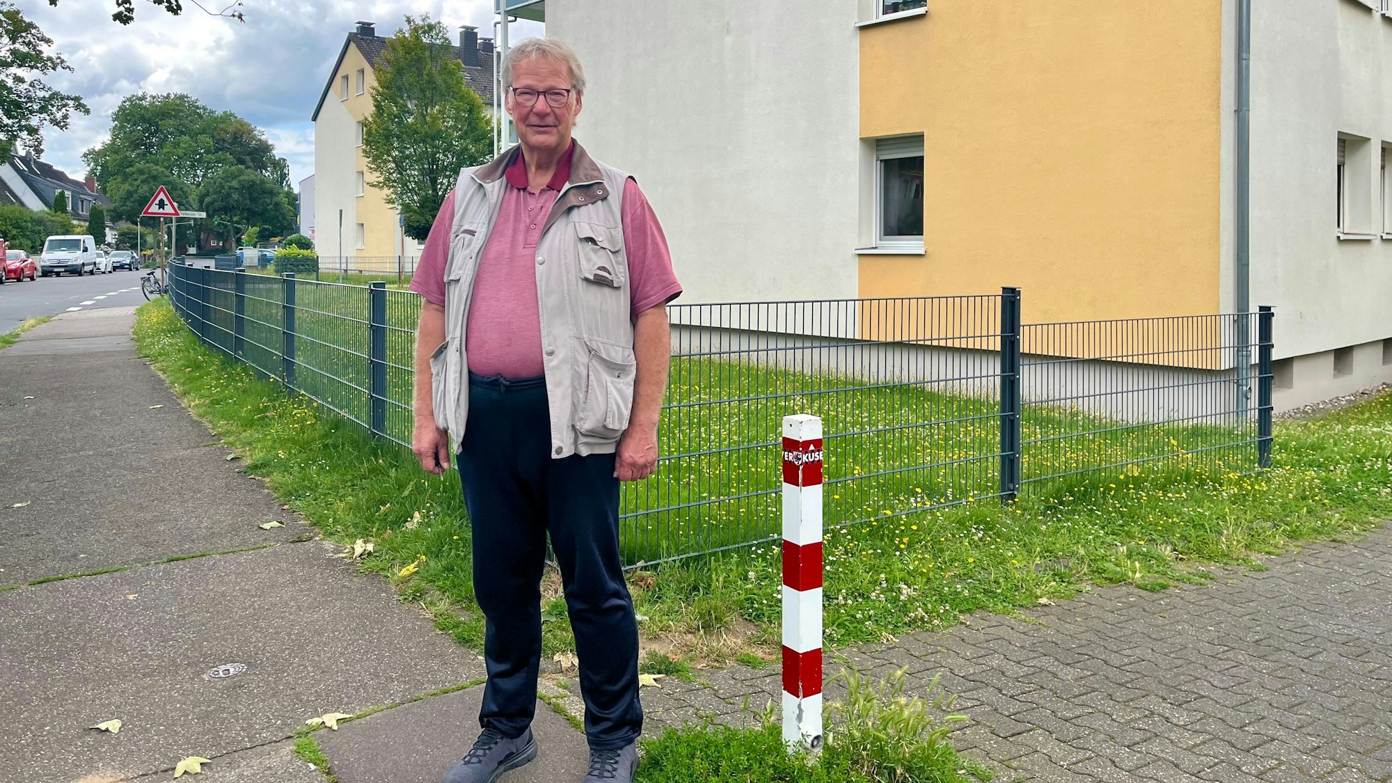 Mann vor Wohnhaus