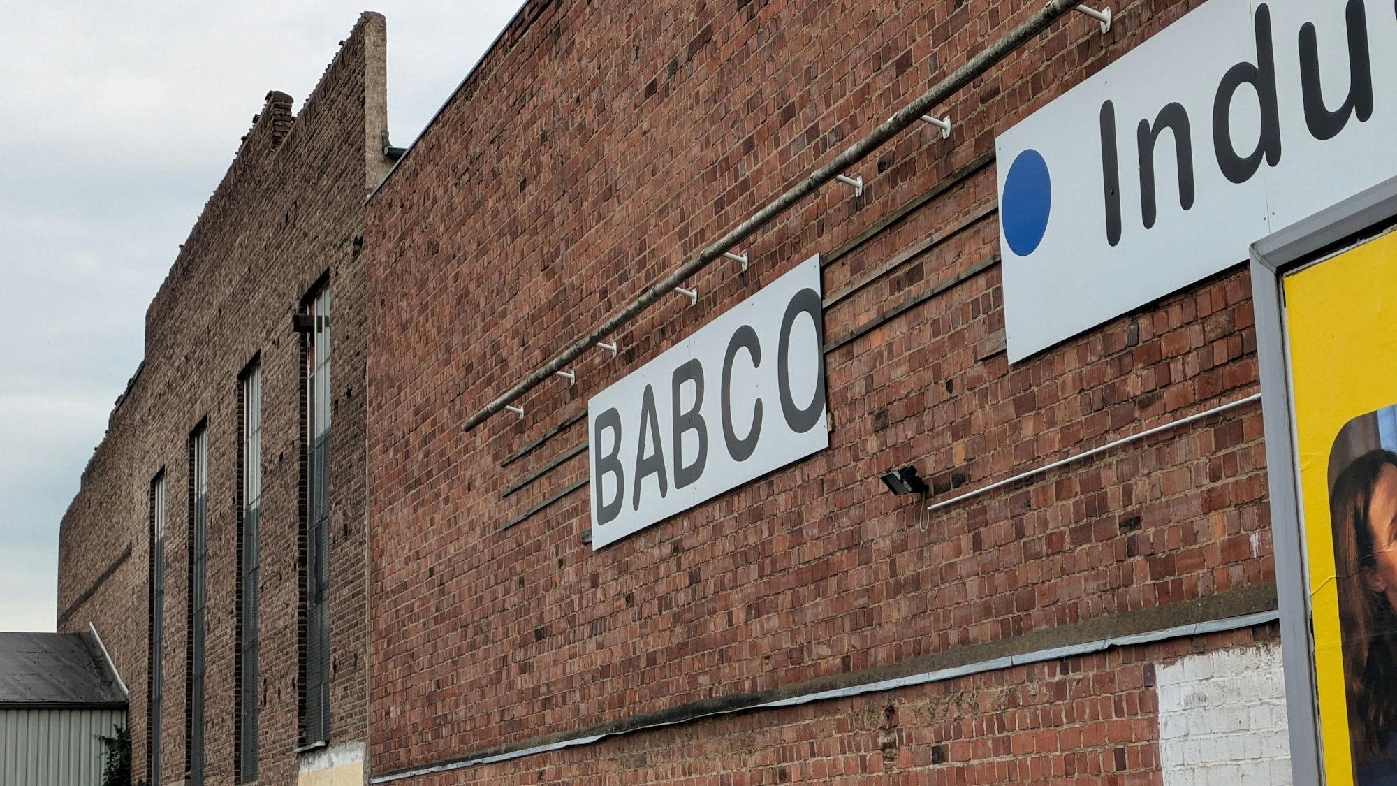 Eine alte Backsteinmauer mit einer Aufschrift.