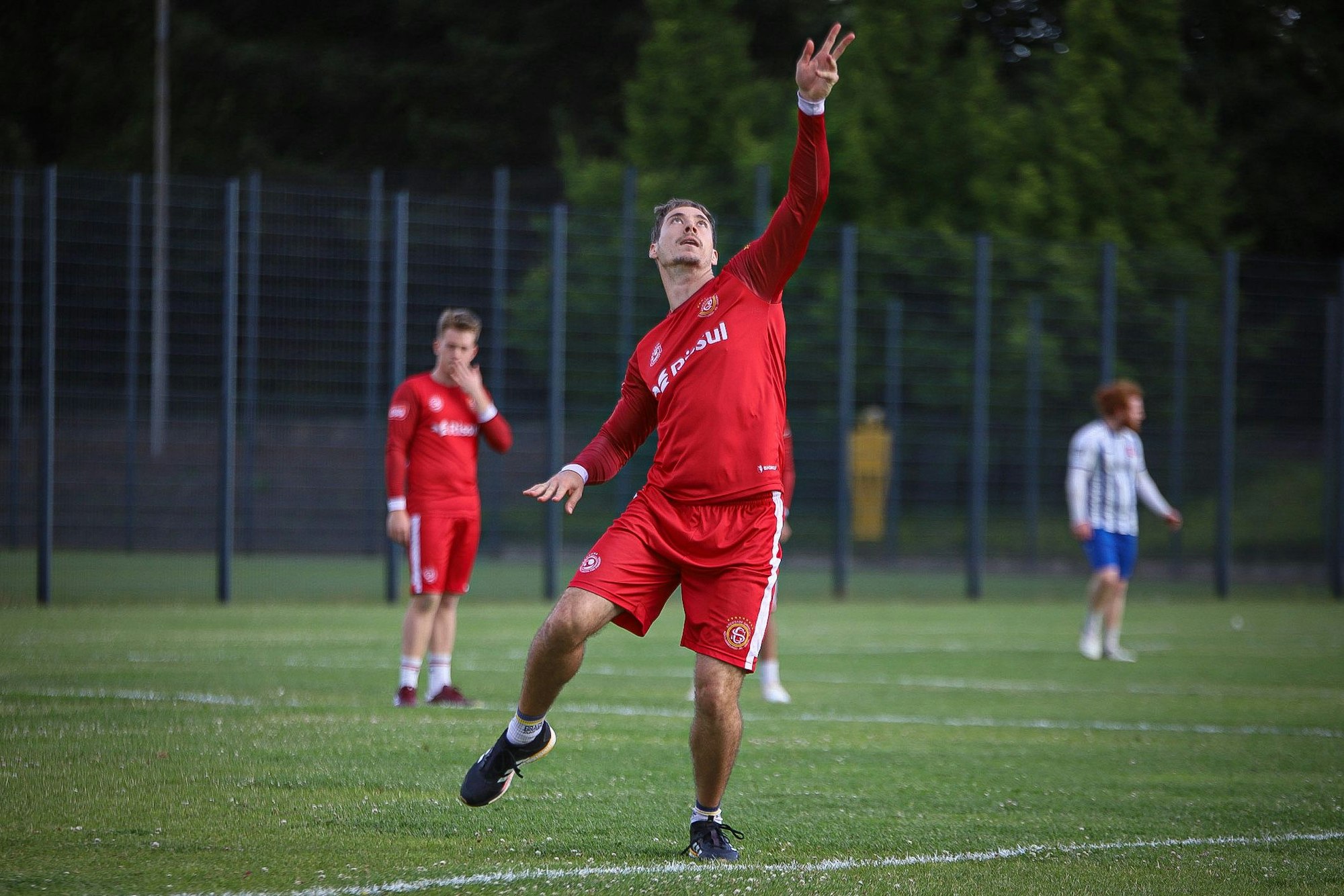 Gabriel Heck holt im Spiel zu einem Schlag aus.