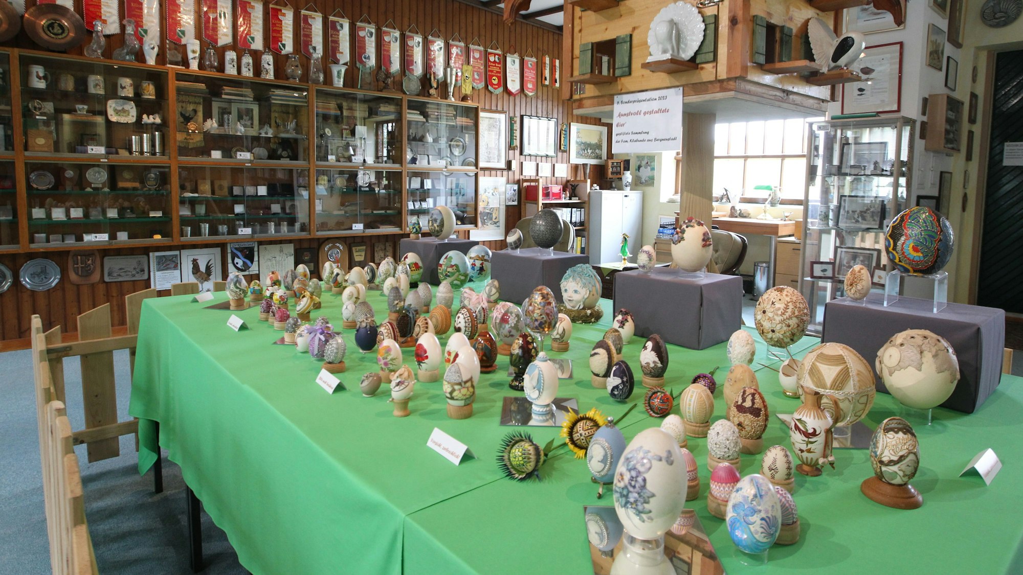 Unzählige Eier und Exponate waren im großen Hauptraum ausgestellt.