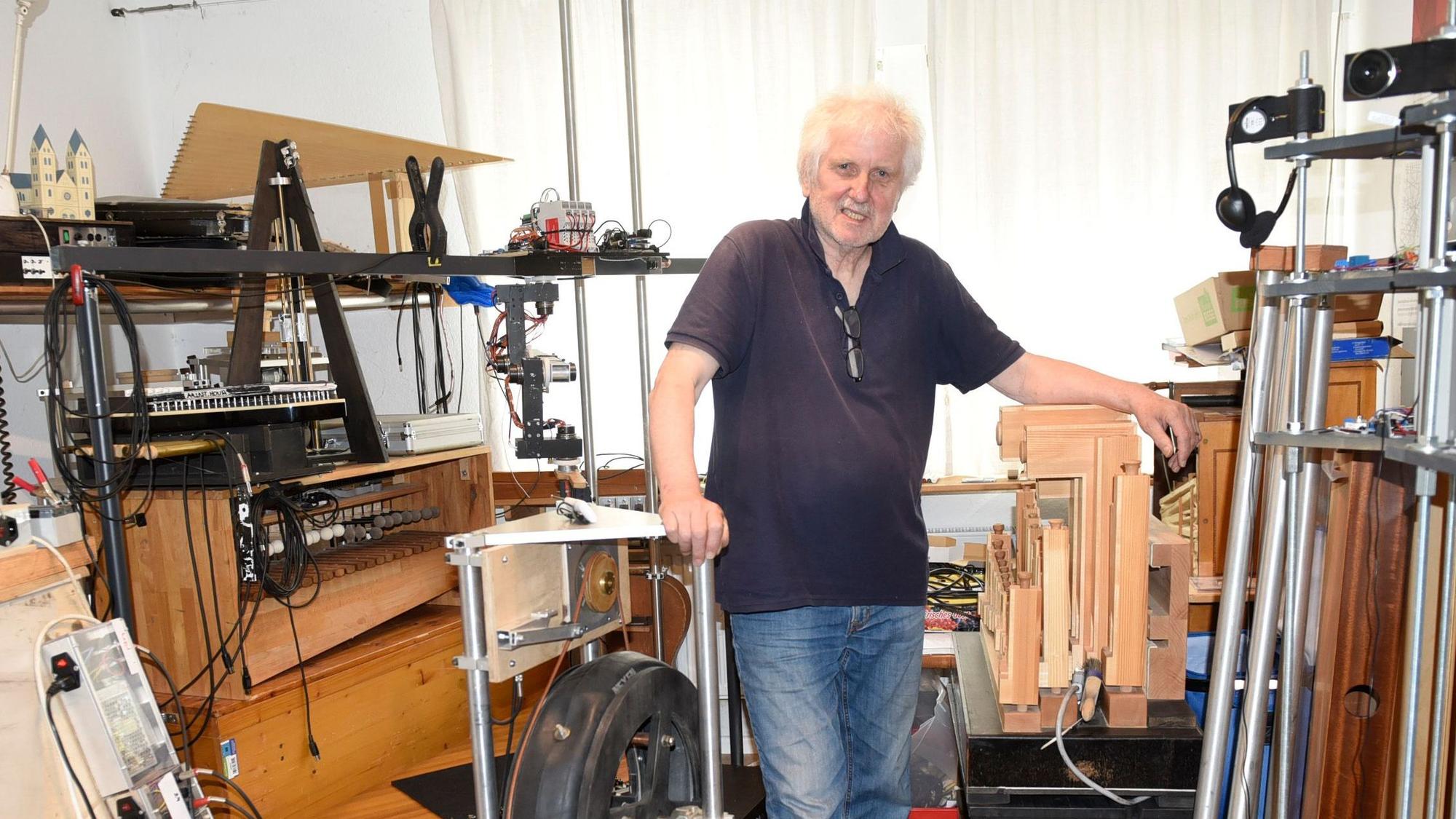 Gerhard Kern in seiner Werkstatt.