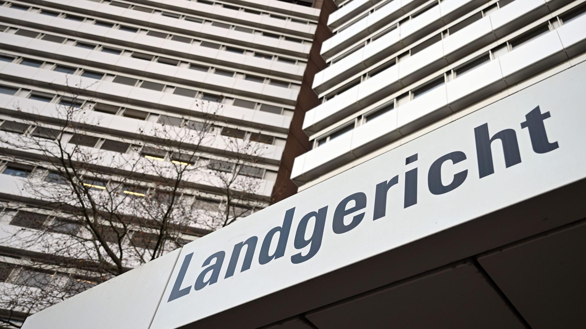 Ein Schild weist auf das Landgericht Köln hin.