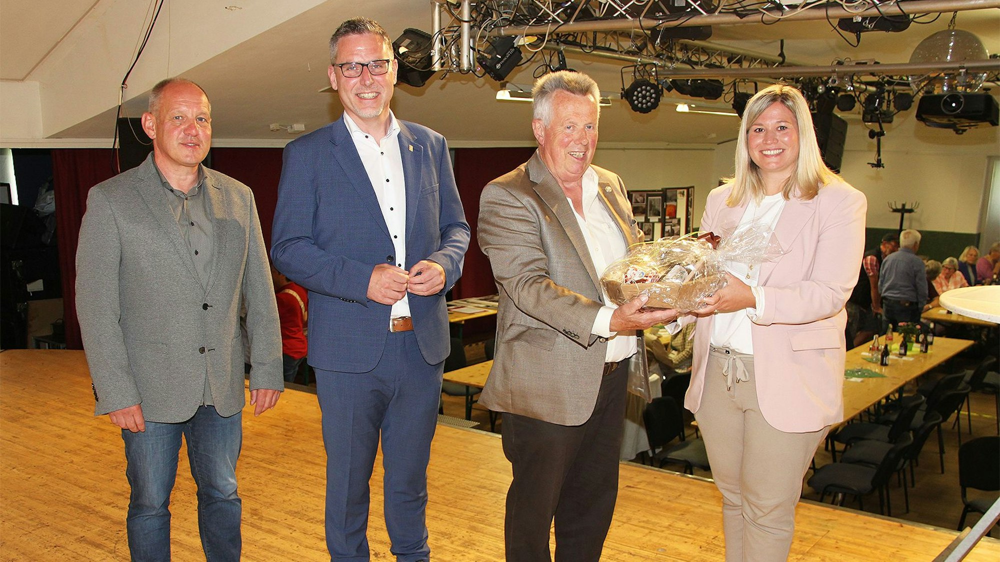 Ortsvorsteher Burkhard Rosenbaum (v.l.), Bürgermeister Norbert Crump und die stellvertretende Bezirksvorsitzende Jennifer Meuren gratulierten dem Ortsgruppenvorsitzenden Matthias Schmitz.