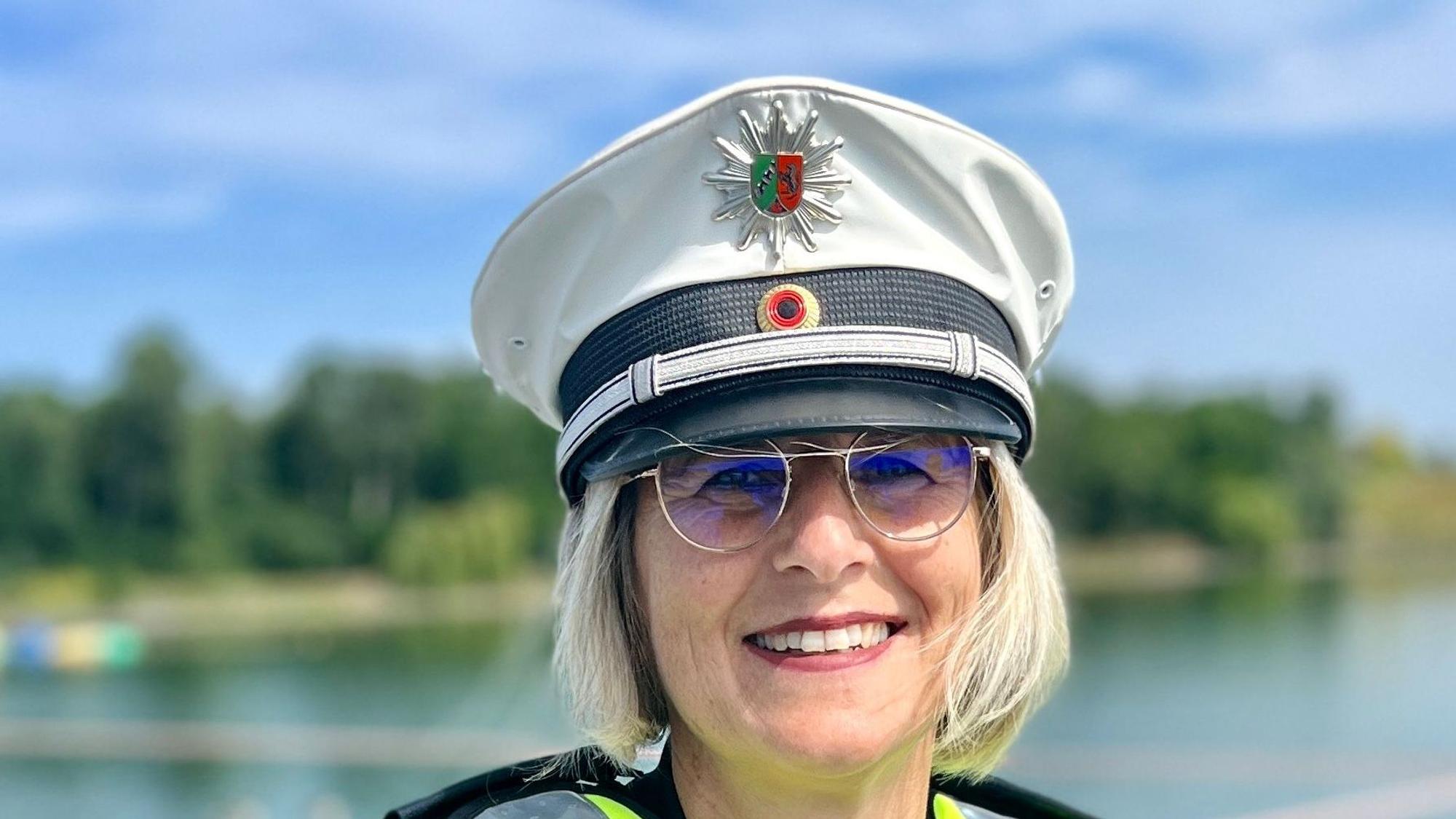 Ein Porträt der Beamtin. Sie trägt ihre Polizeimütze.