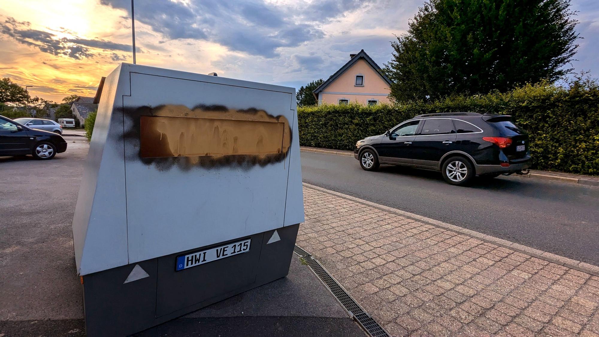 Das Bild zeigt den semistationären Blitzer des Kreises, der im Bereich der Blitzanlage besprüht ist.