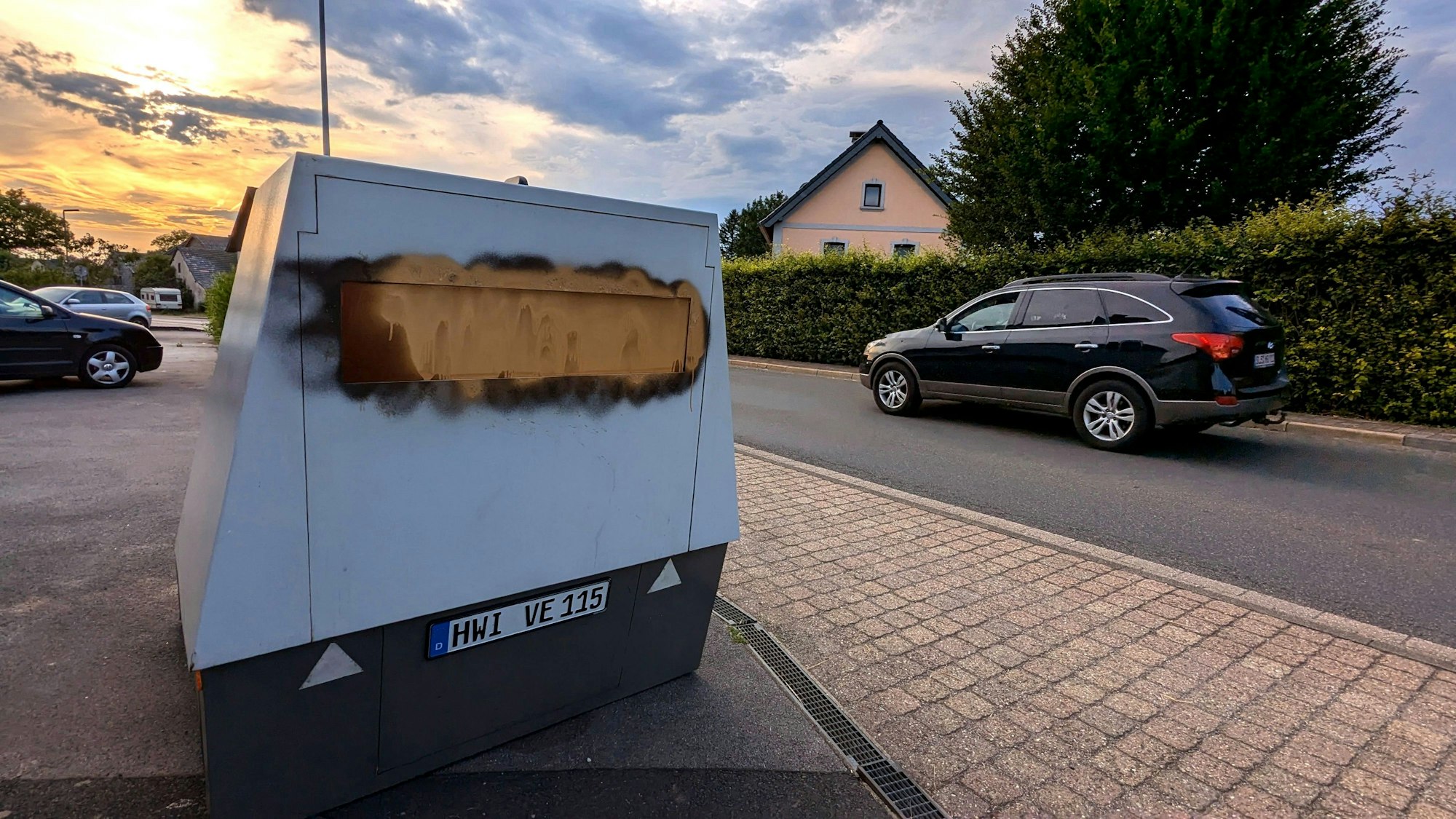 Das Bild zeigt den semistationären Blitzer des Kreises, der im Bereich der Blitzanlage besprüht ist.