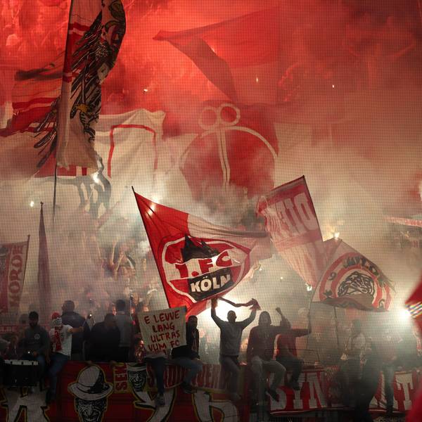 Fans schwenken Köln-Fahnen.