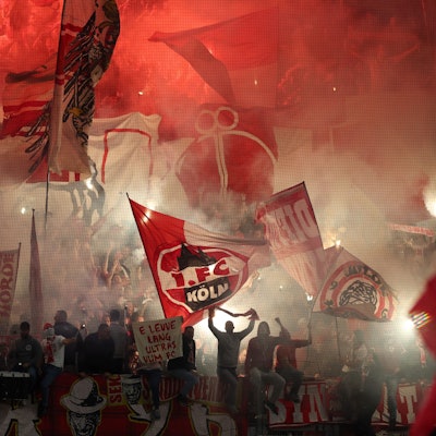 Fans schwenken Köln-Fahnen.
