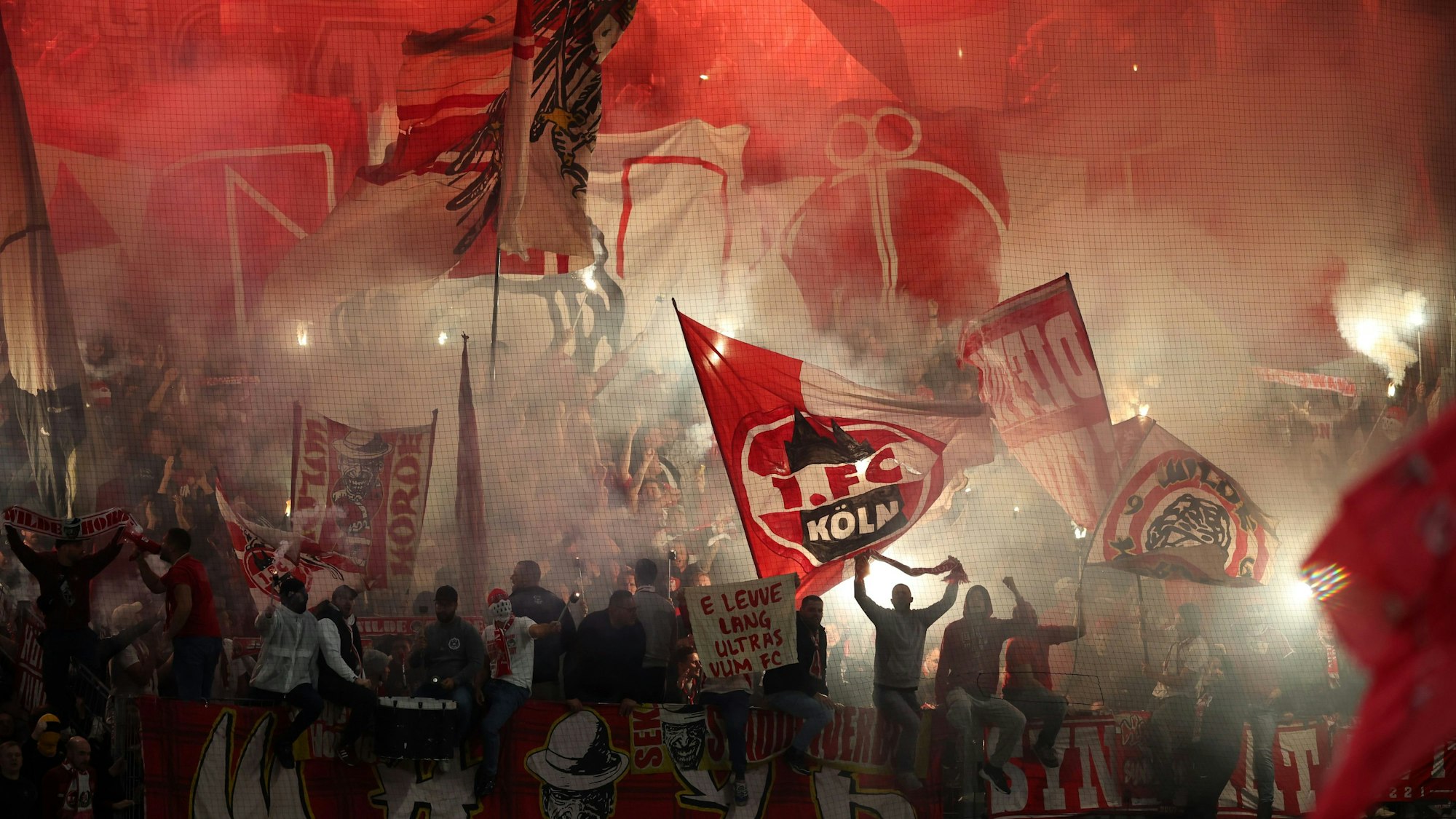 Fans schwenken Köln-Fahnen.