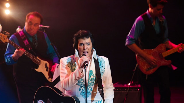 Elvis-Darsteller Shawn Klushauf der Bühne der Kölner Philharmonie