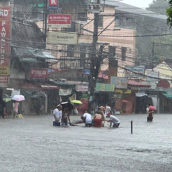 24.07.2024, Philippinen, Manila: Überschwemmte Straßen nach Monsunregen, der durch den Taifun Gaemi noch verstärkt wurde.