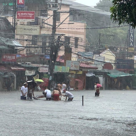 24.07.2024, Philippinen, Manila: Überschwemmte Straßen nach Monsunregen, der durch den Taifun Gaemi noch verstärkt wurde.
