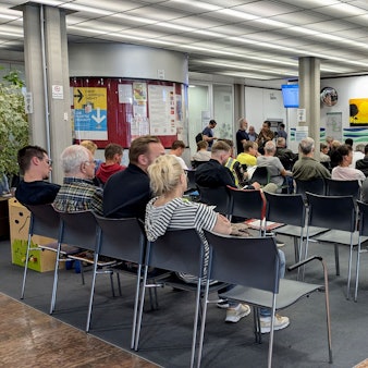 Zahlreiche Bürger sitzen auf Stühlen im Wartebereich der Kfz-Zulassungsstelle in Euskirchen.