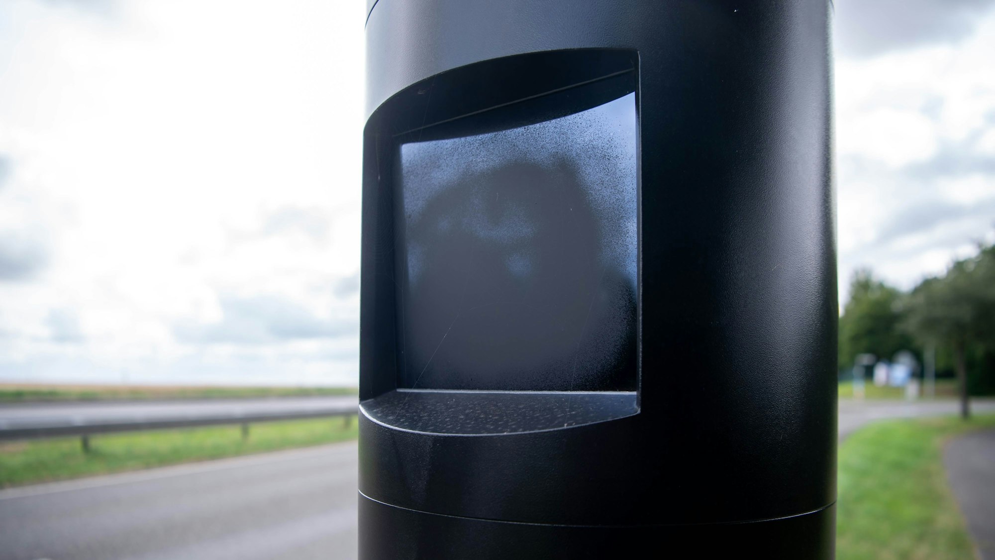 Das Bild zeigt den neuen Blitzer an der Frauenberger Straße. Im Bereich des Blitzfensters ist er besprüht worden.