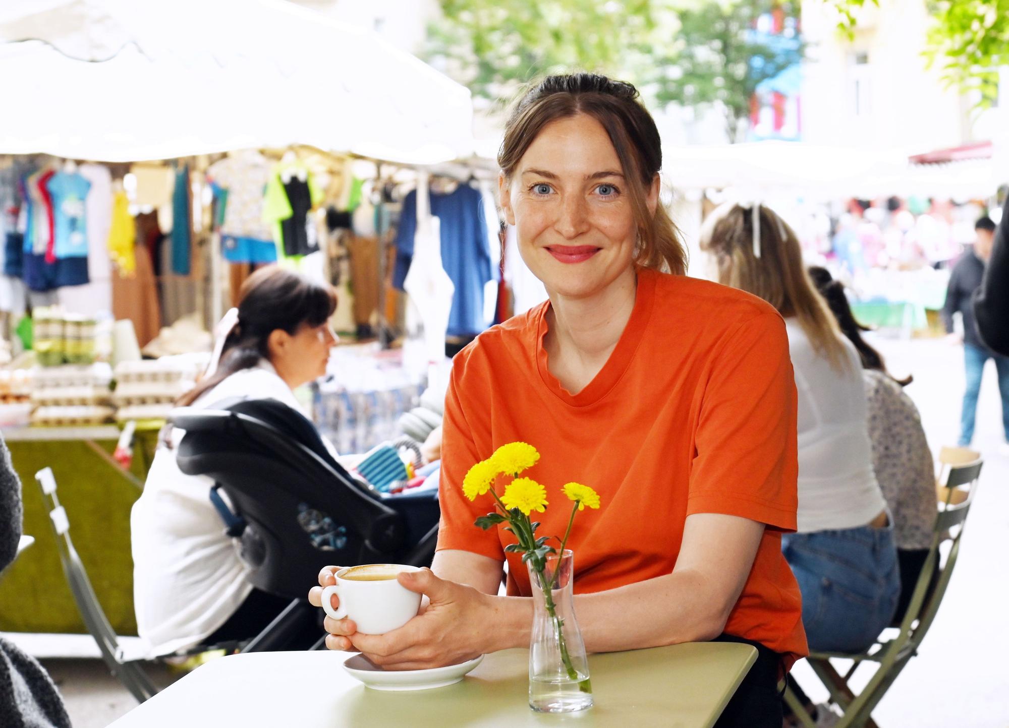 Die Schauspielerin Ines Westernströer trinkt gerne einen Kaffee am Wilhelmplatz.