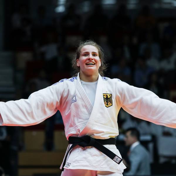 Nach dem Gewinn des Weltmeistertitels breitet Anna-Maria Wagner die Arme zum Jubel aus.
