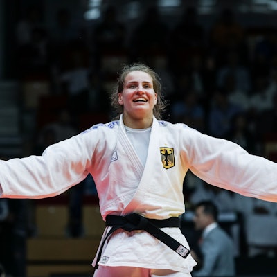 Nach dem Gewinn des Weltmeistertitels breitet Anna-Maria Wagner die Arme zum Jubel aus.