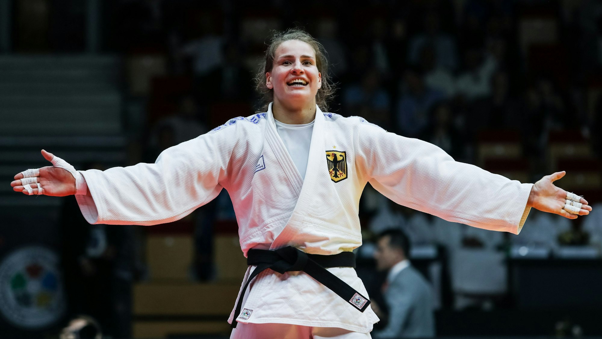 Nach dem Gewinn des Weltmeistertitels breitet Anna-Maria Wagner die Arme zum Jubel aus.