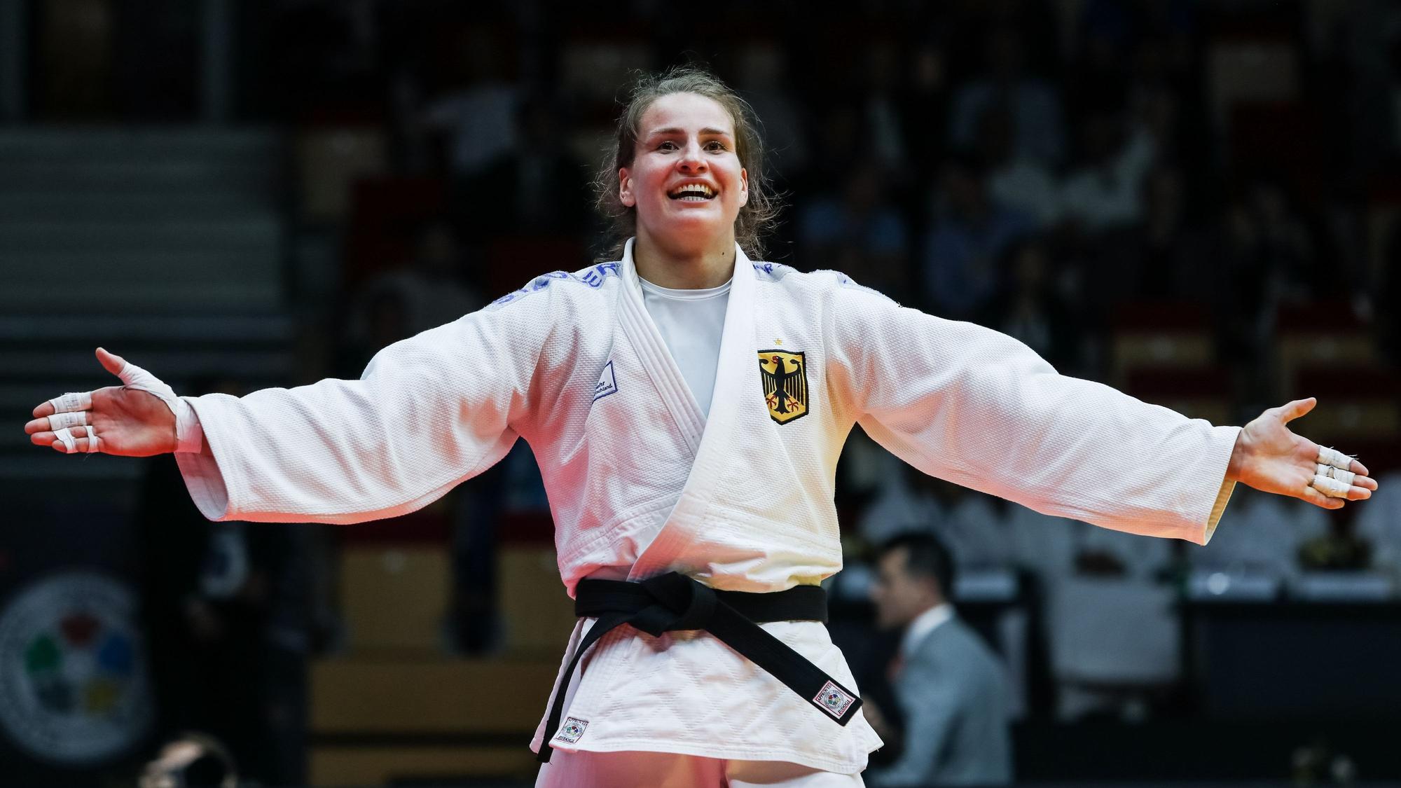 Nach dem Gewinn des Weltmeistertitels breitet Anna-Maria Wagner die Arme zum Jubel aus.