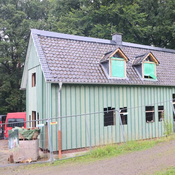 Das Foto zeigt ein 200 Jahre altes Haus, das jetzt im Freilichtmuseum Lindar steht.