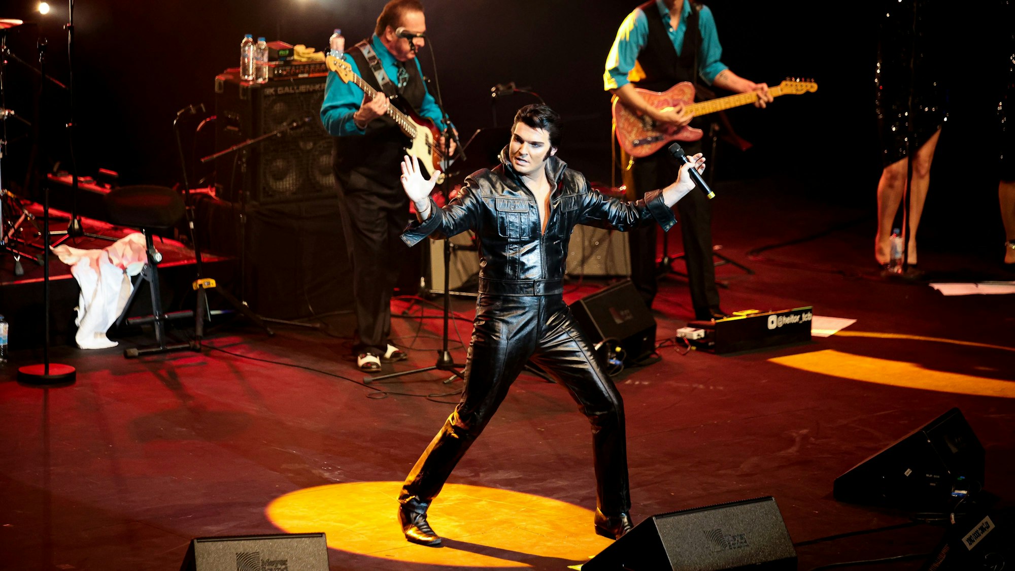 Elvis Darsteller Ben Thompson auf der Bühne der Kölner Philharmonie