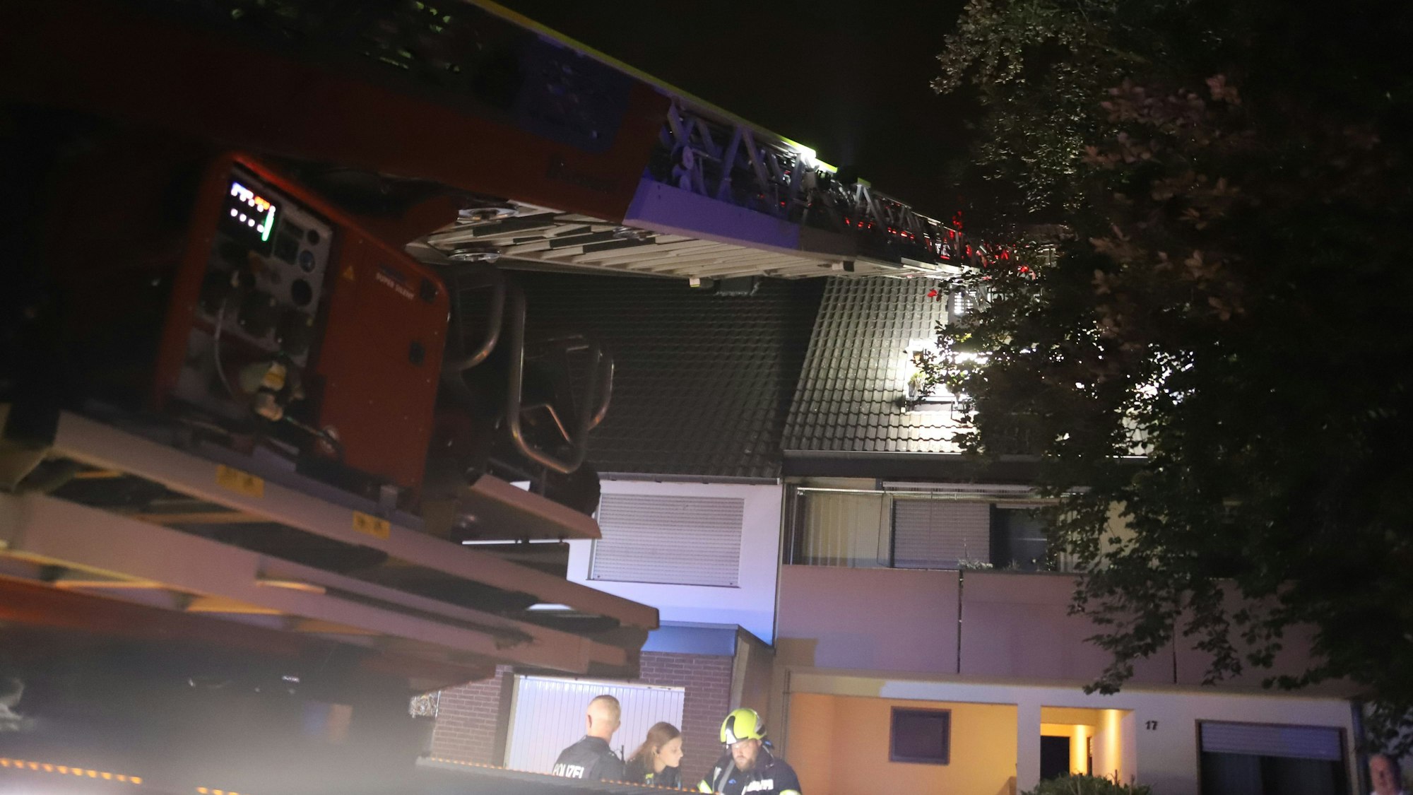 Eine Drehleiter ist an einem Haus angesetzt, Feuerwehrleute retteten einen Bewohner.