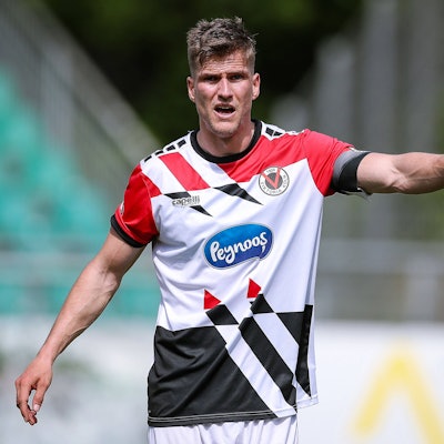 11.05.2024, Köln, Fußball, bwin 3. Liga Herren, Sportpark Höhenberg, 37. Spieltag, Saison 2023 2024, FC Viktoria Köln Jahn Regensburg: Moritz Fritz Viktoria Köln gestikulierend. DFB regulations prohibit any use of photographs as image sequences and or quasi-video. Nordrhein-Westfalen Deutschland *** 11 05 2024, Köln, Fußball, bwin 3 Liga Herren, Sportpark Höhenberg, 37 Spieltag, Saison 2023 2024, FC Viktoria Köln Jahn Regensburg Moritz Fritz Viktoria Köln gestikulierend DFB regulations prohibit any use of photographs as image sequences and or quasi video Nordrhein Westfalen Germany