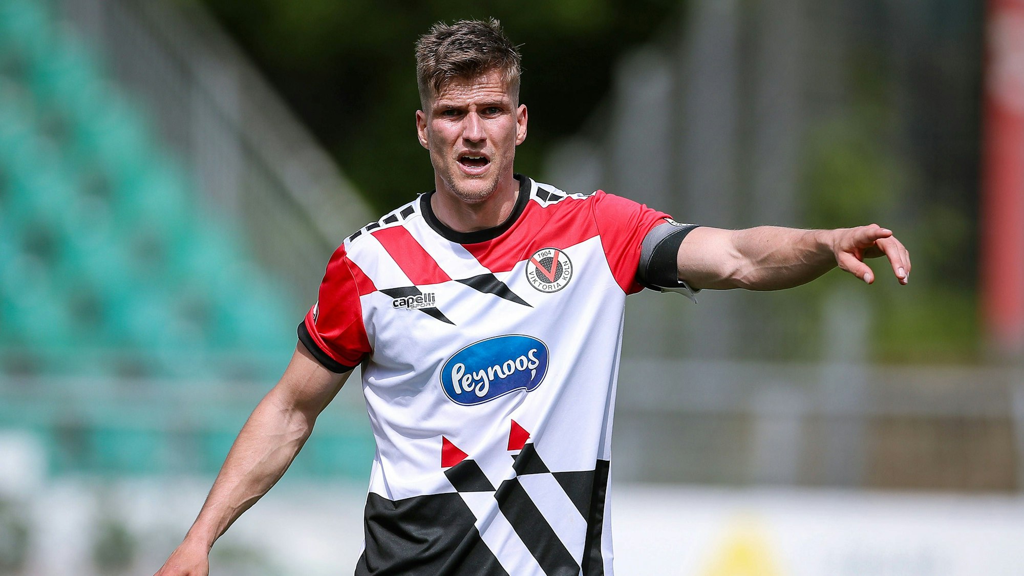 11.05.2024, Köln, Fußball, bwin 3. Liga Herren, Sportpark Höhenberg, 37. Spieltag, Saison 2023 2024, FC Viktoria Köln Jahn Regensburg: Moritz Fritz Viktoria Köln gestikulierend. DFB regulations prohibit any use of photographs as image sequences and or quasi-video. Nordrhein-Westfalen Deutschland *** 11 05 2024, Köln, Fußball, bwin 3 Liga Herren, Sportpark Höhenberg, 37 Spieltag, Saison 2023 2024, FC Viktoria Köln Jahn Regensburg Moritz Fritz Viktoria Köln gestikulierend DFB regulations prohibit any use of photographs as image sequences and or quasi video Nordrhein Westfalen Germany