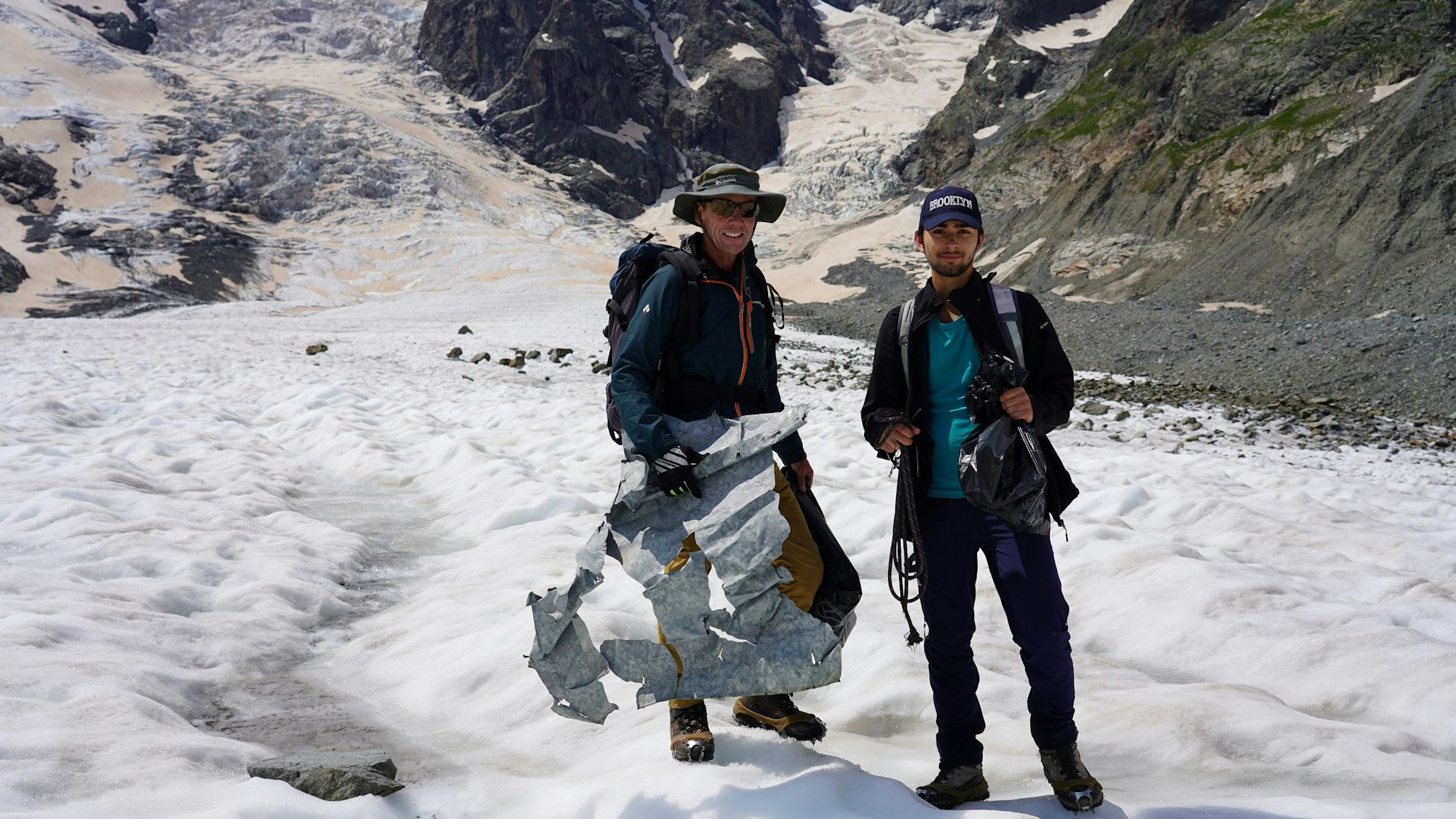 Freiwillige sammeln auf dem Pers- und Morteratschgletscher Müll ein. Insgesamt haben die 90 Freiwilligen circa 250 Kilogramm Müll eingesammelt. Teilweise wurden Reste von alten Messstationen gefunden.