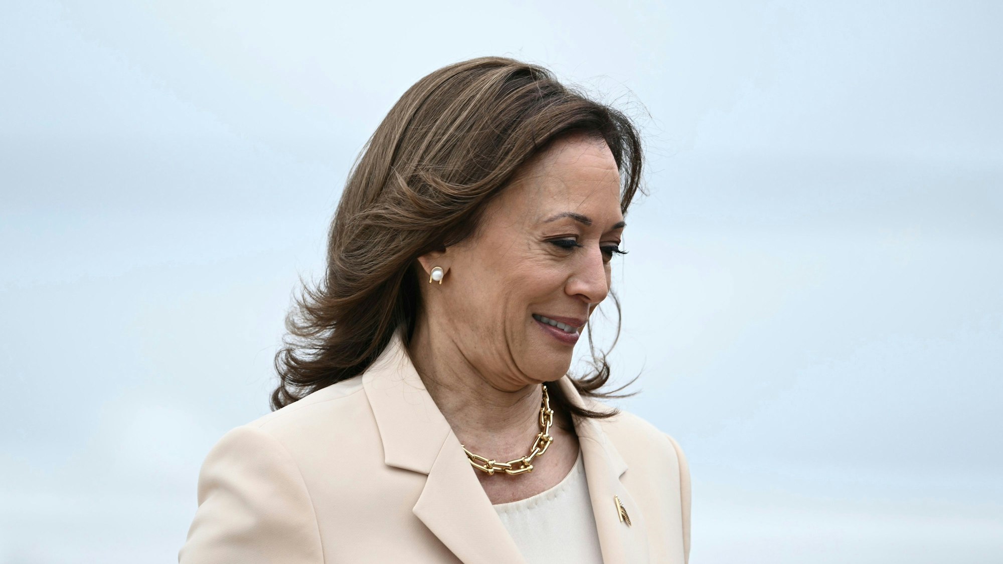 24.07.2024, USA, Luftwaffenstützpunkt Andrews: US-Vizepräsidentin Kamala Harris besteigt die Air Force Two auf dem Luftwaffenstützpunkt Andrews in Maryland.