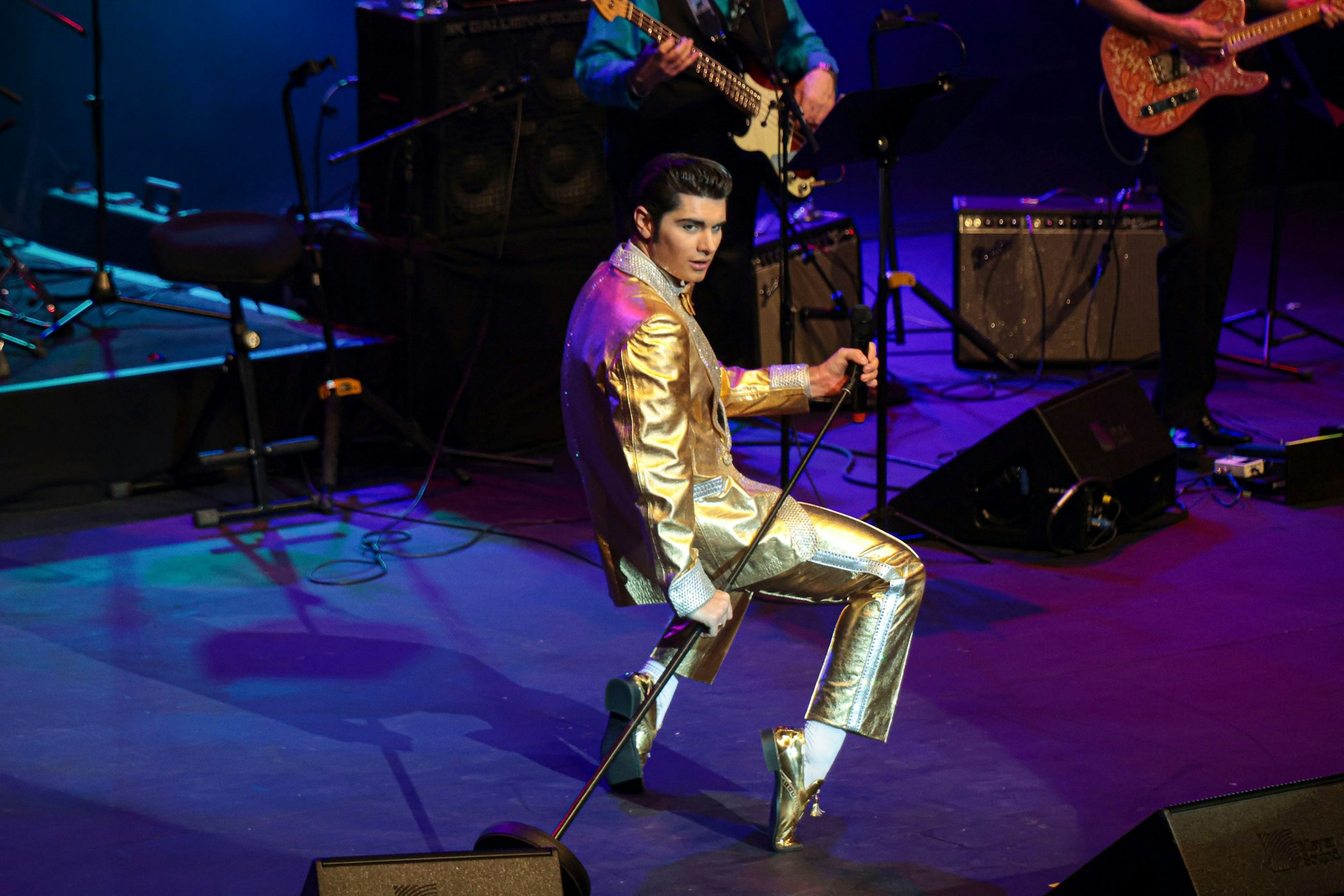 Elvis-Darsteller Emilio Santoro auf der Bühne der Kölner Philharmonie