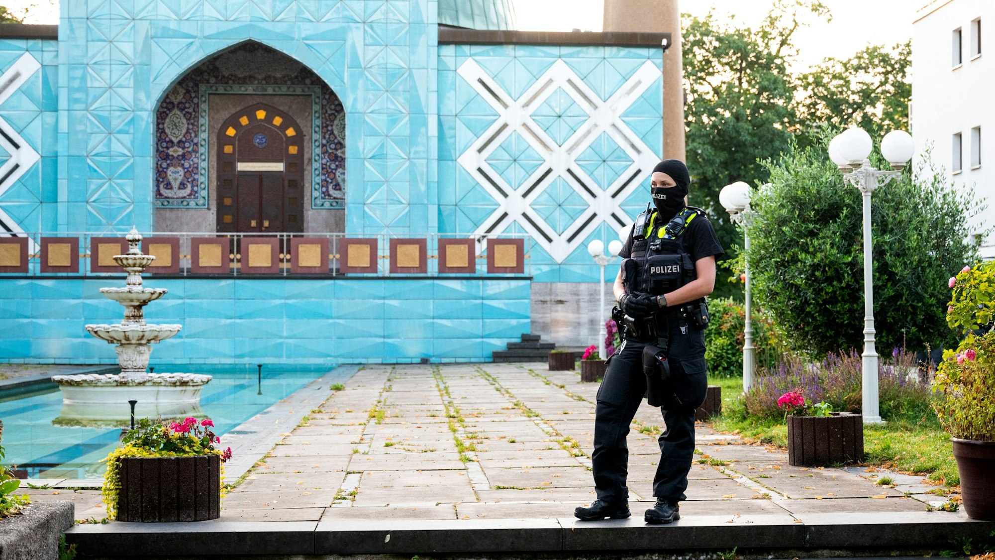 Einsatzkräfte der Polizei auf dem Gelände vom Islamischen Zentrum Hamburg mit der Imam Ali Moschee (Blaue Moschee) an der Außenalster.