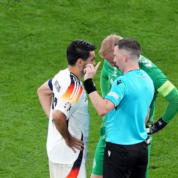ARCHIV - 29.06.2024, Nordrhein-Westfalen, Dortmund: Fußball: EM, Deutschland - Dänemark, Finalrunde, Achtelfinale, Stadion Dortmund, Schiedsrichter Michael Oliver aus England spricht mit den beiden Kapitänen Ilkay Gündogan (l) und Dänemarks Kasper Schmeichel. (zu dpa: «Schiri-Chef fordert einheitliche Anwendung der Kapitänsregel») Foto: Marcus Brandt/dpa +++ dpa-Bildfunk +++