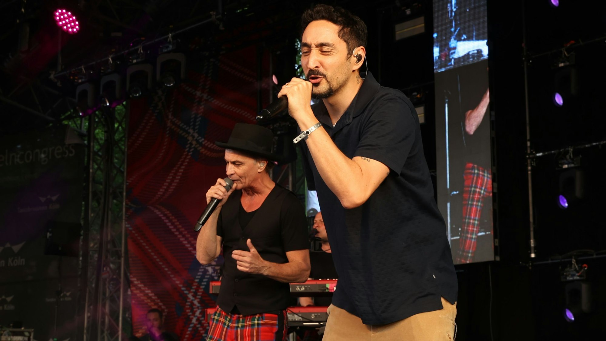 Eko Fresh auf der Bühne mit Brings