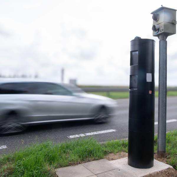 Das Bild zeigt die alte und die neue Blitzeranlage an der Frauenberger Straße in Euskirchen.