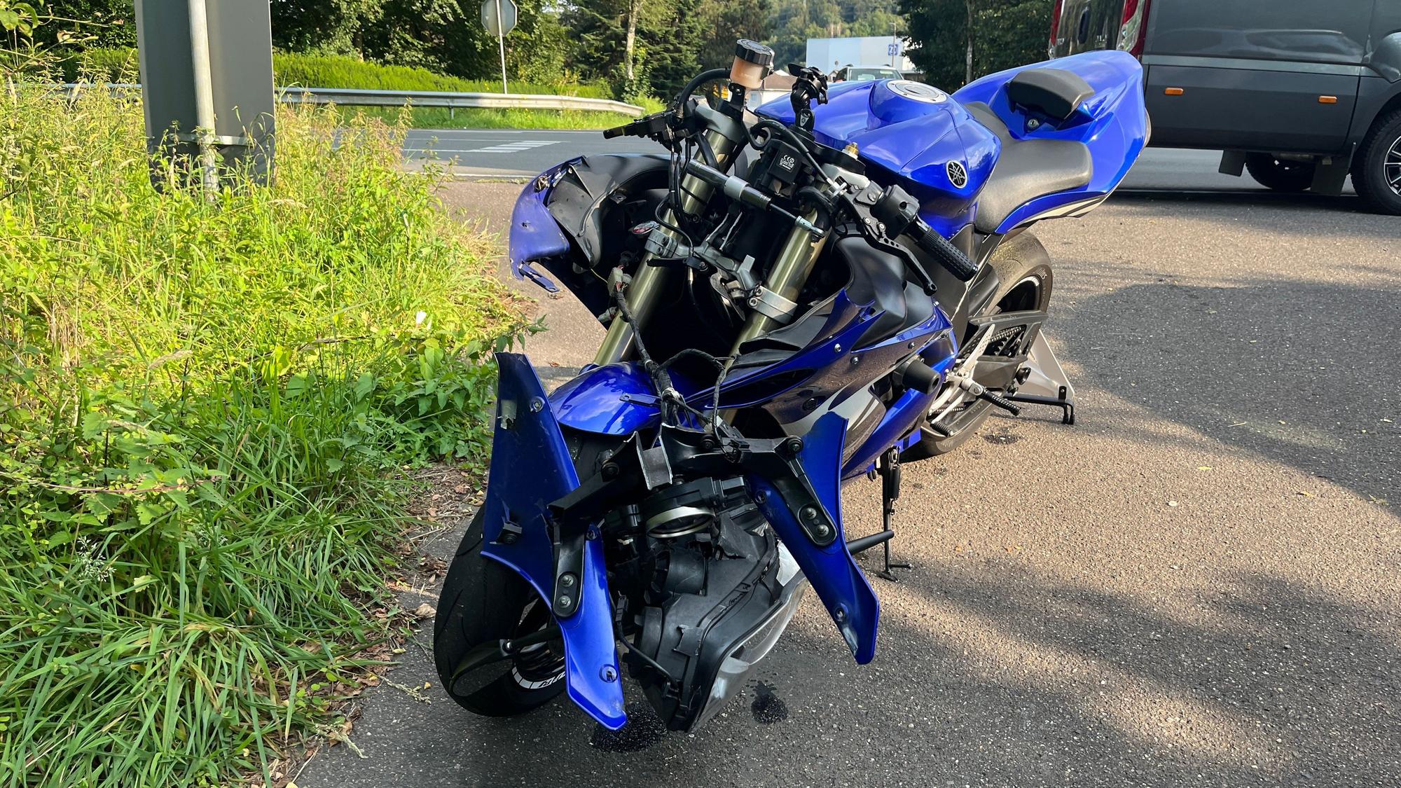 Die Verkleidung des Motorrades war bei dem Zusammenstoß abgerissen worden.