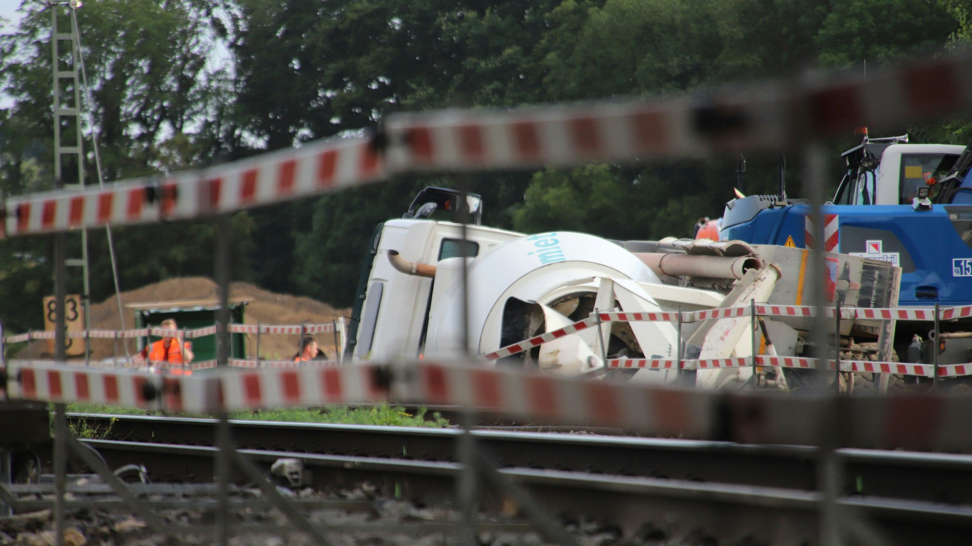An der Neubaustrecke für die S 13 ist ein Betonmischer umgekippt und neben den Gleisen leigen geblieben. Die Bergung gestaltete sich aufwendig.