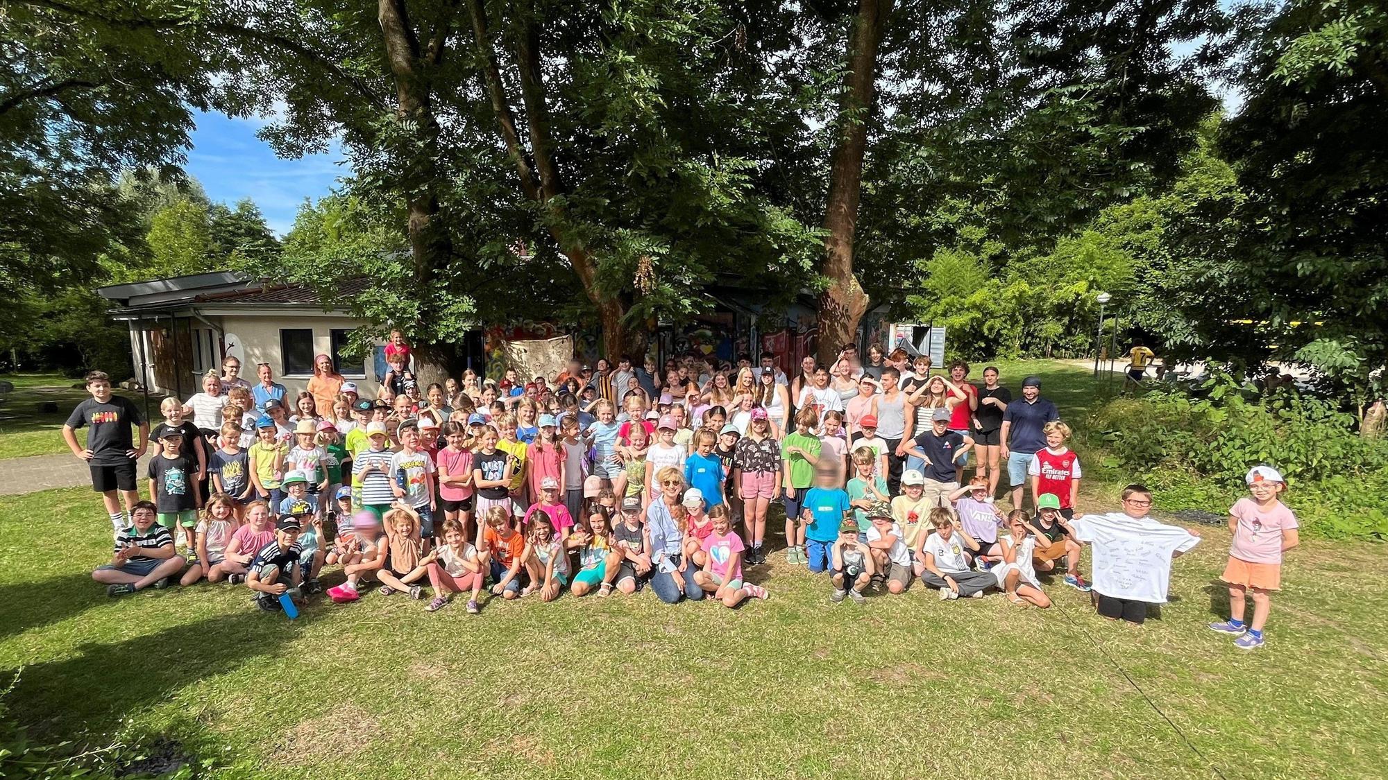 Mehr als 100 Kinder und ihre Betreuer haben sich für ein Gruppenfoto versammelt.