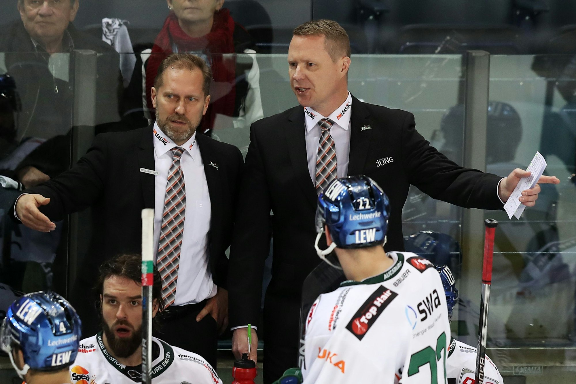 2017: Der Augsburger Trainer Mike Stewart (r) unterhält sich mit seinem Co-Trainer Tray Tuomie, Vater von Parker.