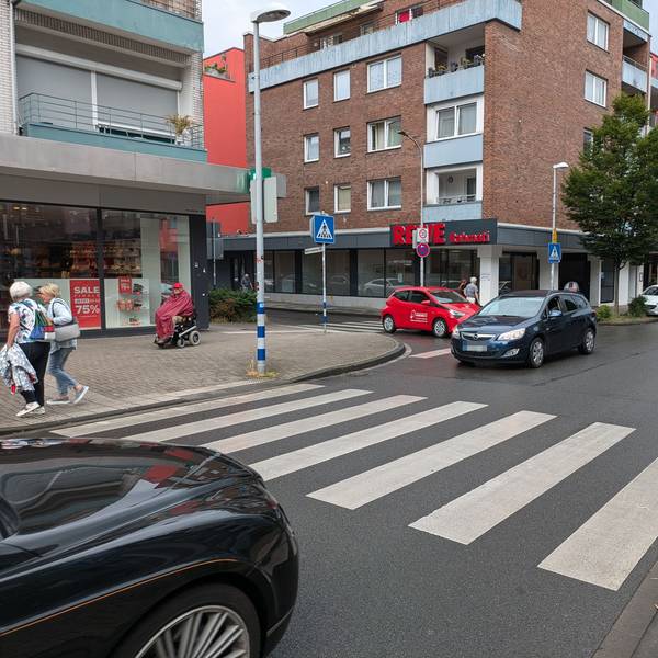 Autos stehen an Zebrastreifen in Opladen.
