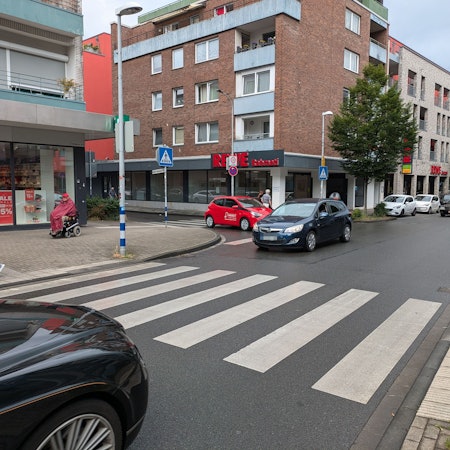 Autos stehen an Zebrastreifen in Opladen.