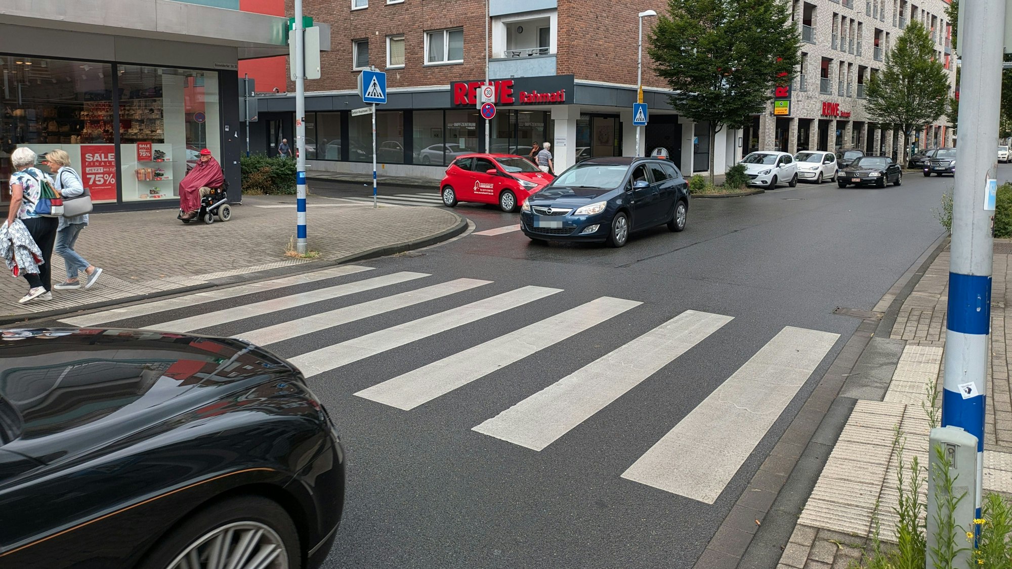Autos stehen an Zebrastreifen in Opladen.