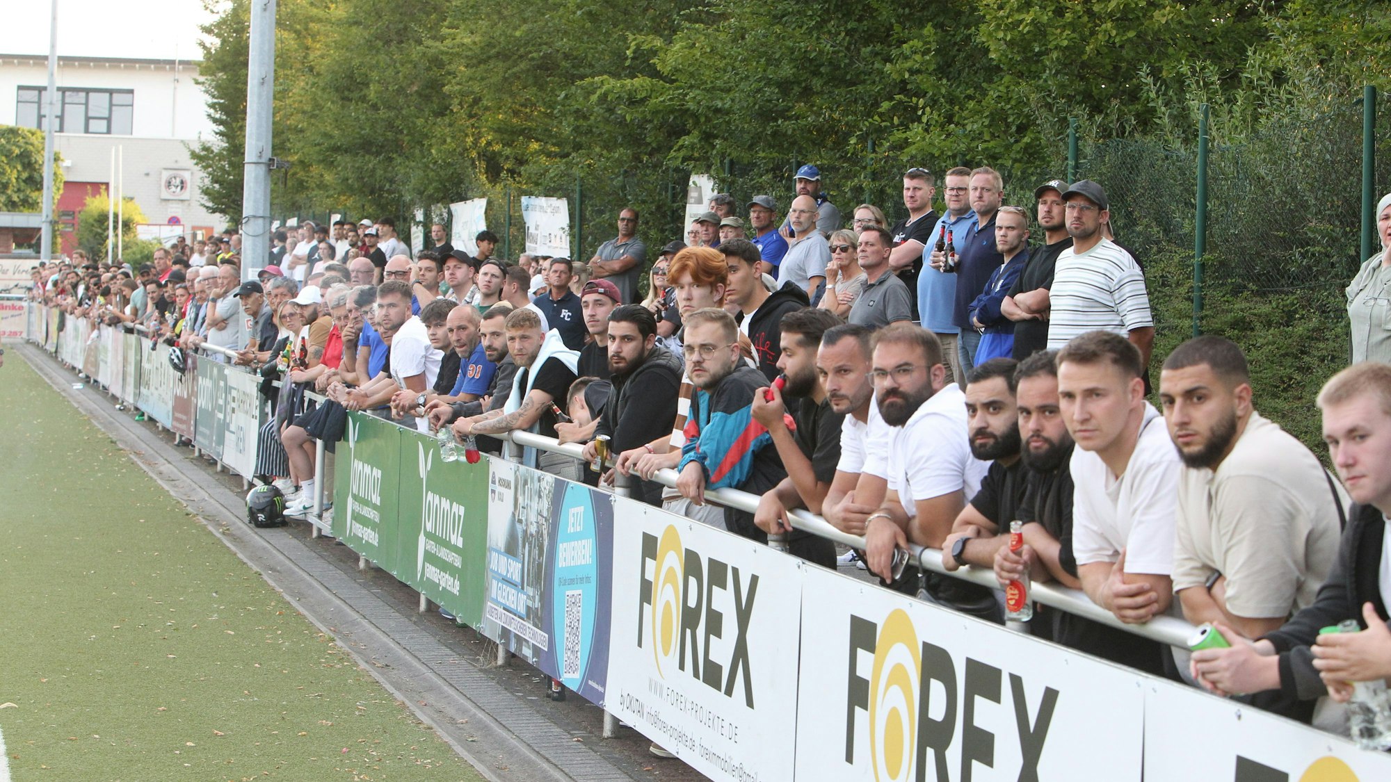 Rund 300 Zuschauer lockte das Bezirksliga-Duell zwischen Niederkassel und Rheidt auf die Platzanlage.