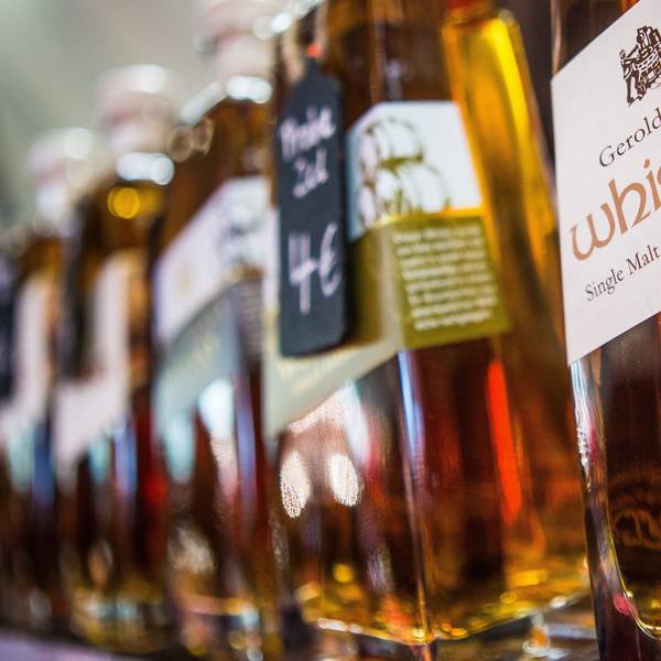 Wer sich Whisky nähert, sollte vor dem ersten Kauf in einem Fachgeschäft seine geschmacklichen Vorlieben erklären und sich beraten lassen.