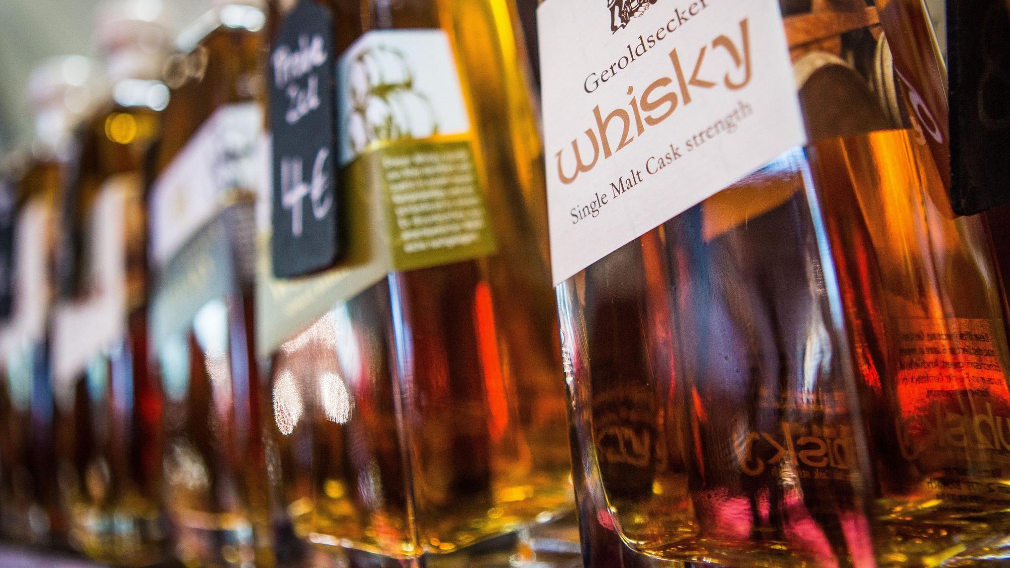 Wer sich Whisky nähert, sollte vor dem ersten Kauf in einem Fachgeschäft seine geschmacklichen Vorlieben erklären und sich beraten lassen.