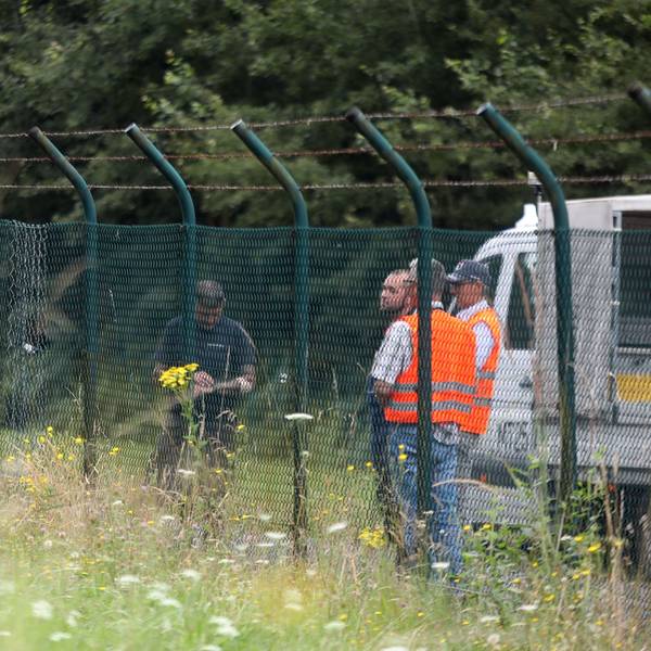 Mitarbeiter des Flughafens sichern den beschädigten Zaun: Hier hatten sich fünf Aktivisten unbefugt Zutritt verschafft und den Flugbetrieb lahmgelegt.