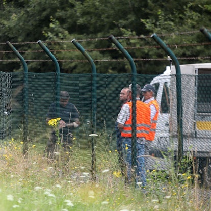 Mitarbeiter des Flughafens sichern den beschädigten Zaun: Hier hatten sich fünf Aktivisten unbefugt Zutritt verschafft und den Flugbetrieb lahmgelegt.