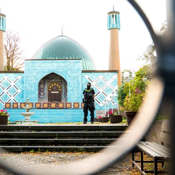 Einsatzkräfte der Polizei stehen während einer Razzia auf dem Gelände vom Islamischen Zentrum Hamburg (IZH) mit der Imam Ali Moschee (Blaue Moschee) an der Außenalster.